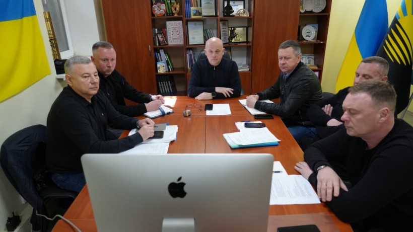 Перший заступник голови Донецької обласної державної адміністрації Юрій Винокуров, керівники структурних підрозділів ОДА, начальники Краматорської та Слов’янської міських військових адміністрацій, генеральний директор КП «Компанія «Вода Донбасу» на зустрічі з міжнародними партнерами