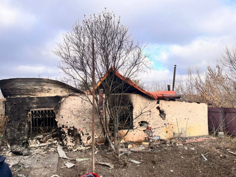 Зруйнований та обгорілий будинок після ворожого обстрілу