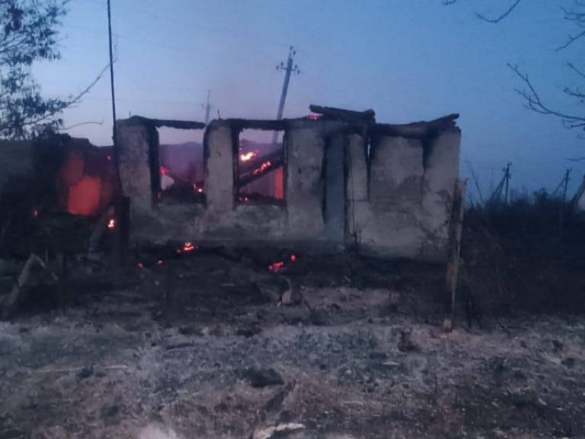 Будинок, який догорає після ворожого обстрілу