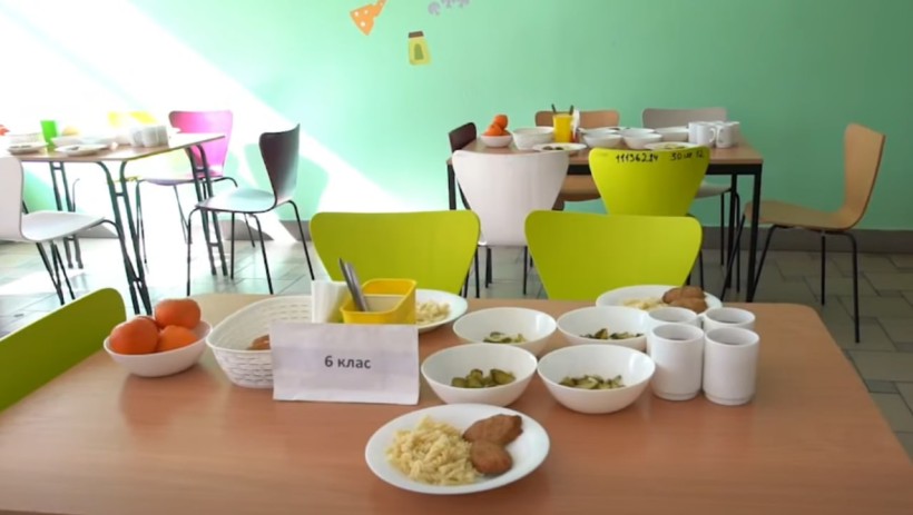 У Дніпрі в їдальні релокованого з Покровська НВК №1 діти отримують збалансоване обіди в рамках реформи шкільного харчування
