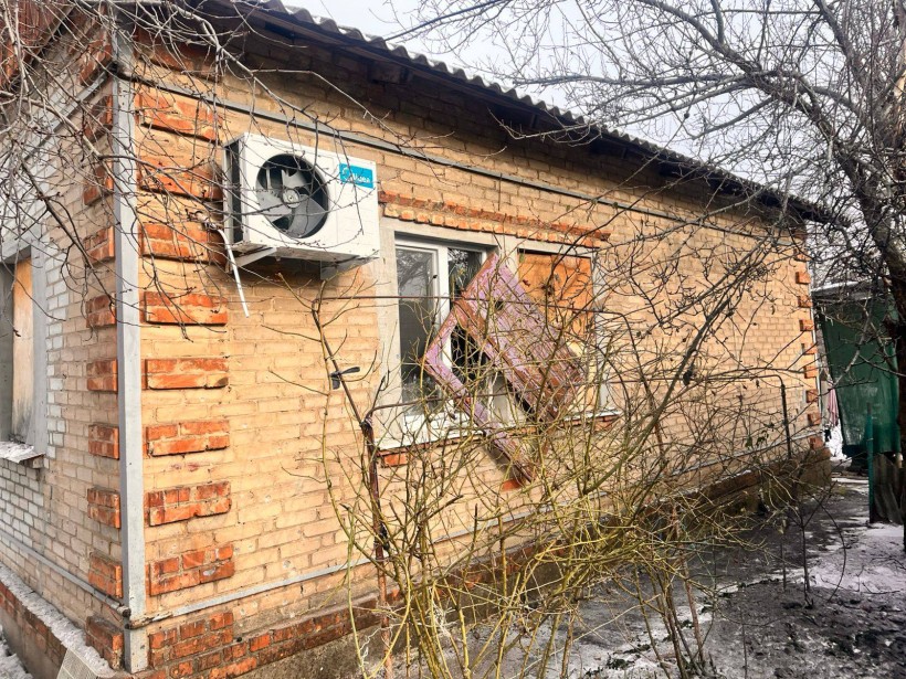 Пошкоджений двір та гараж після ворожого обстрілу