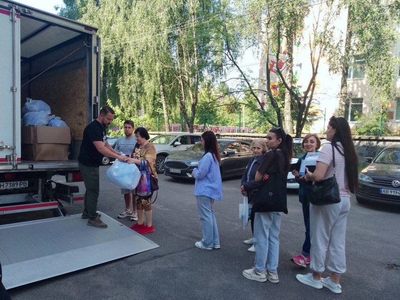 Черга до вантажівки за гуманітарною допомогою