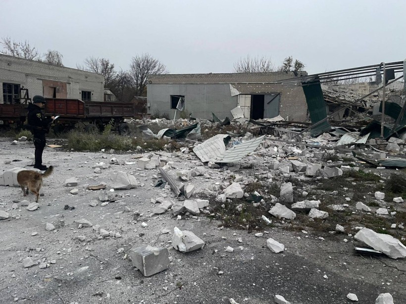Зруйнована територія підприємства