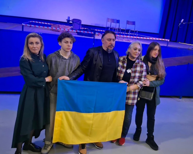 Актори Донецького академічного обласного драматичного театра (м. Маріуполь), тримають прапор України.