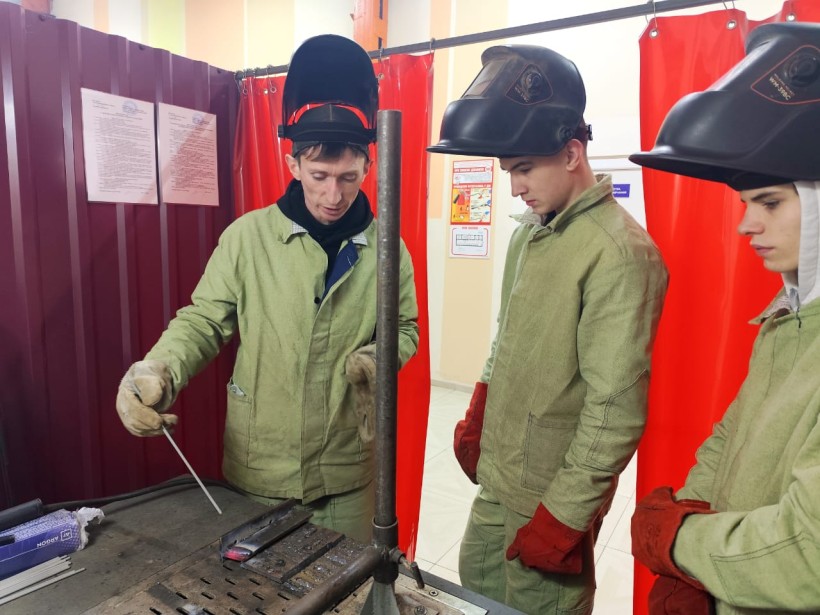 Учні Краматорського центру професійно-технічної освіти проходять практичне навчання мистецтва зварювання.