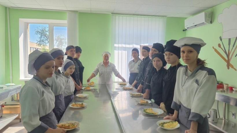 Майбутні кухарі під час практичних занять у кухні-лабораторії