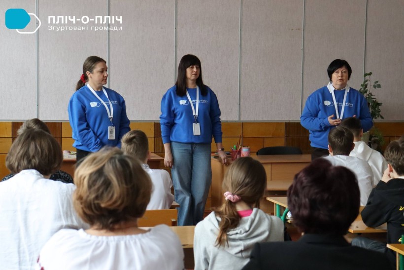 Вчетилі розповідають учням про виготовлення Великодніх свічок, діти уважно слухають.