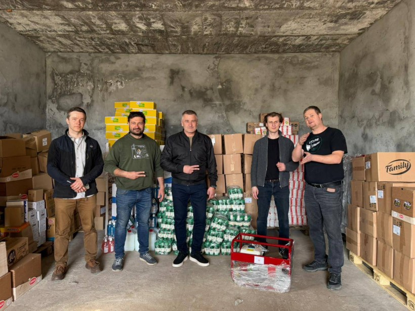 Представники Сіверської МВА та делегація словацького міста Пряшів  під час передачі допомоги