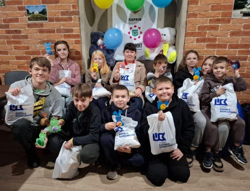 Діти сидять з подарунками