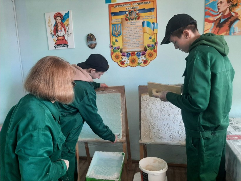 Майбутні маляри-штукатури, здобувачі освіти Торецького професійного ліцею, під час виробничої практики