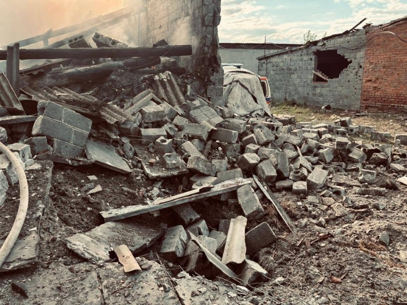 Зруйнований будинок після ворожого обстрілу