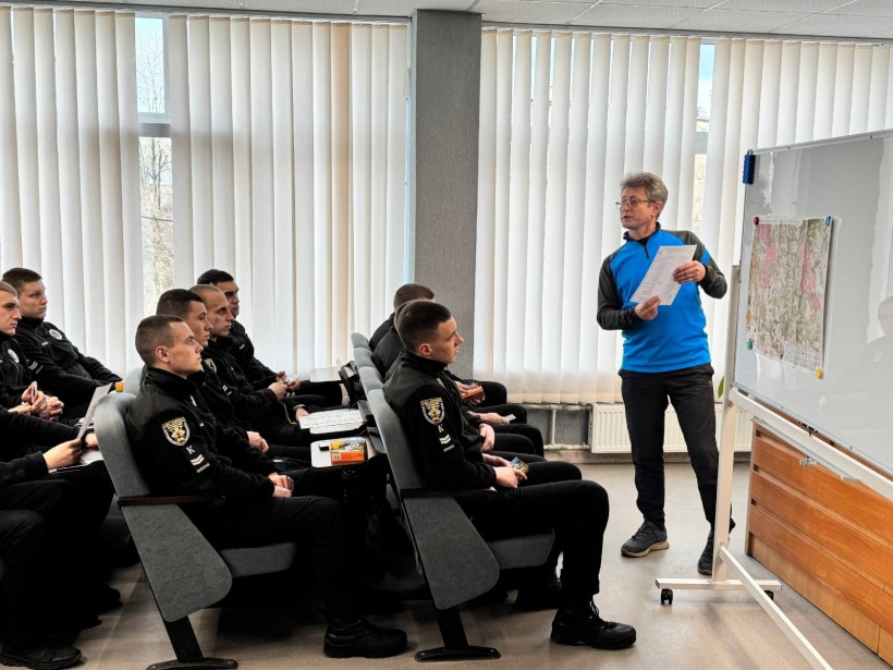 Курсанти Донецького державного університету внутрішніх справ під час спільного заняття з представником  Донецького обласного центру туризму та краєзнавства