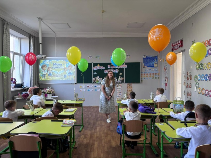Учні Донеччини під час Першого уроку "Мова гідності - мова нескорених"