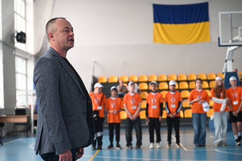 Заступник голови донецької обласної державної адміністрації Ігор Бойко вітає дітей.