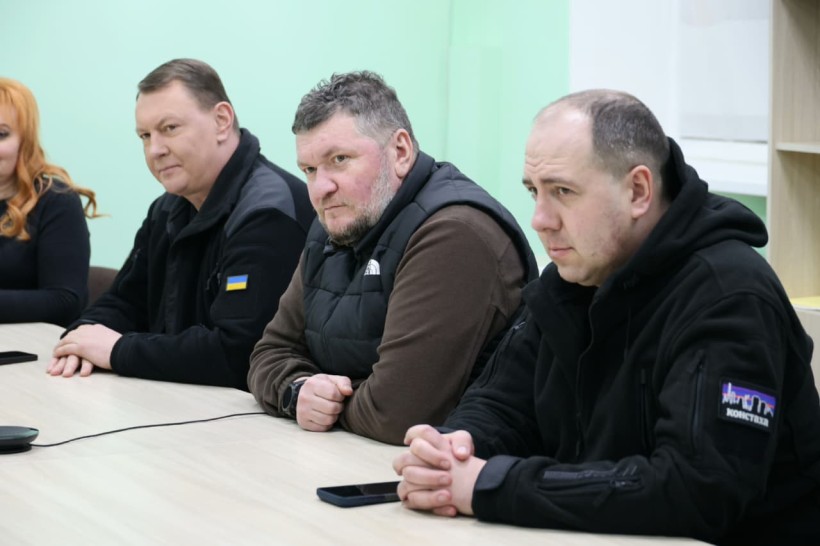 Представники громад сидять за столом.