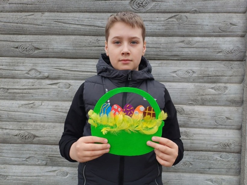 Дитина з творчою роюотою для "Великодньої галявини"
