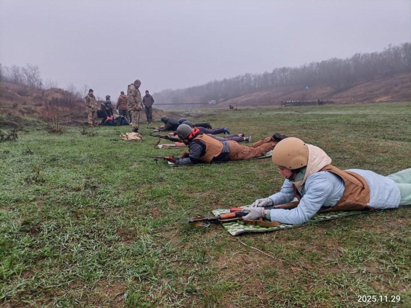 Слухачі займають позиції для виконання вправ зі стрільби на полігоні. Учасники готуються до практичного відпрацювання навичок, зосереджено виконуючи інструкції інструкторів