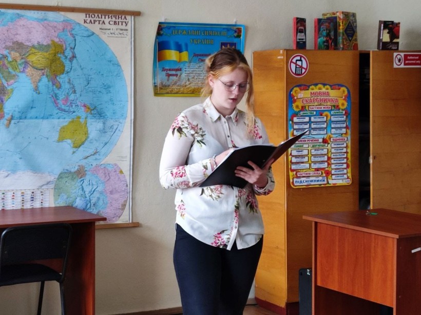 Студентка коледжу виступає на заході