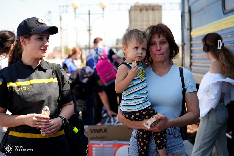 Психолог ДСНС зустрічає  з потяга та супроводжує маму з дитиною, яка виїхала з Донецької області