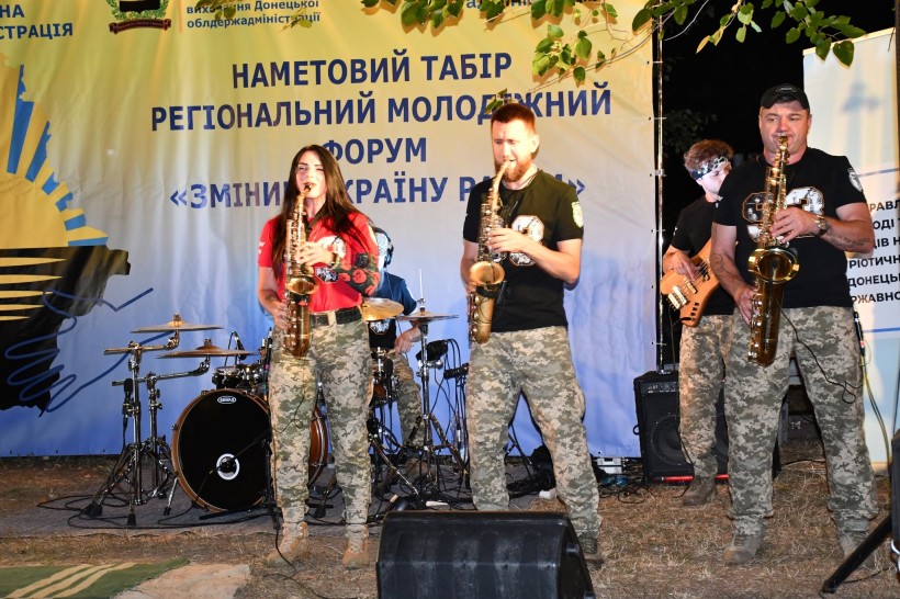 Музиканти виступають на форумі