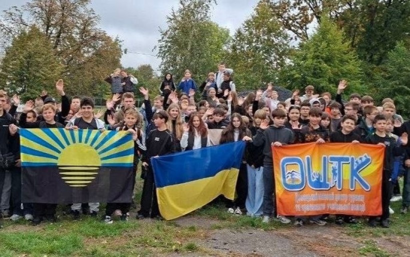 Підлітки під час туристсько-спортивної естафети на відкритому повітрі у межах проєкту «Азимут. Курс на взаємодію»