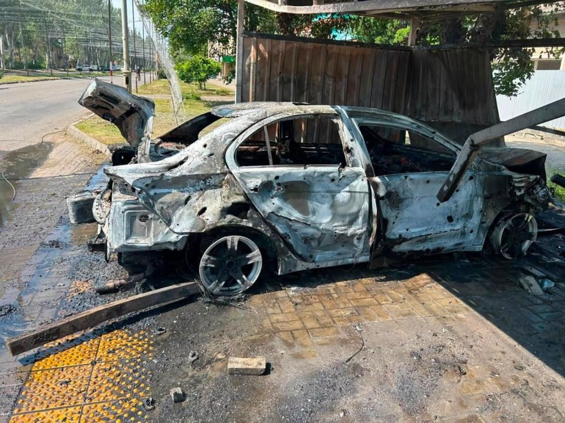 Згорілий автомобіль через ворожий обстріл Слов'янська