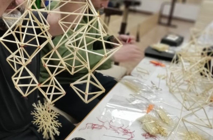 Захисники виготовляють Різдвяних павуків з соломи