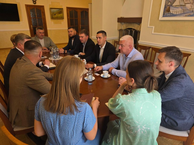 Представники Донеччини та Чехії сидять за столом та обговорюють питання співпраці.
