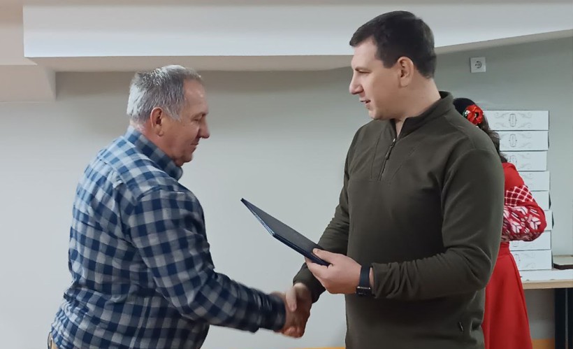 Оці 3- Юрій Ключка вручає відзнаки облдержадміністрації аграріям Новодонецької та Олександрівської громад: