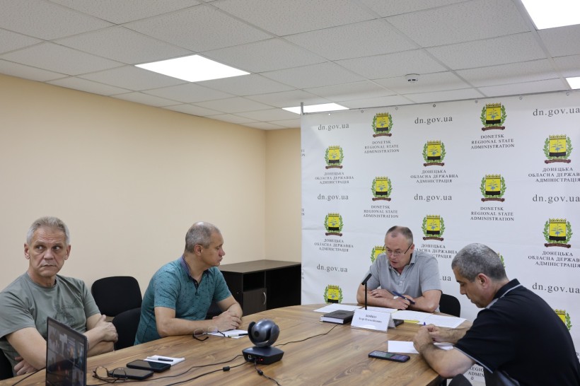 Учасники наради слухають доповідачів