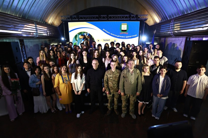 Вадим Філашкін та випускники Донеччини під час святкової церемонії