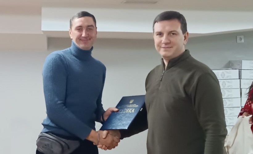 Оці 3- Юрій Ключка вручає відзнаки облдержадміністрації аграріям Новодонецької та Олександрівської громад: