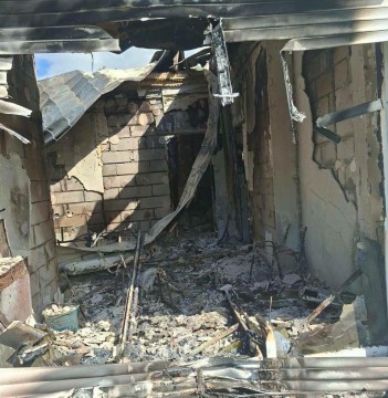 Зруйнований будинок після пожежі в результаті пожежі