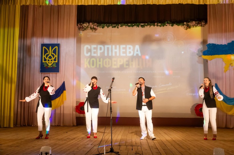 Вокальний ансамбль Черкаської громади виступає для освітян Помічнянської громади