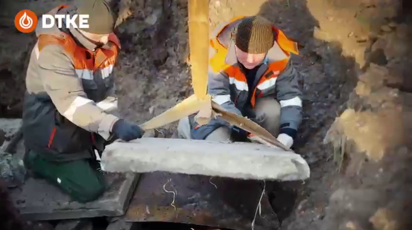 Комунальники лагодять теплотрасу