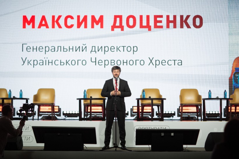Генеральний директор Українського Червоного хреста на сцені форуму.