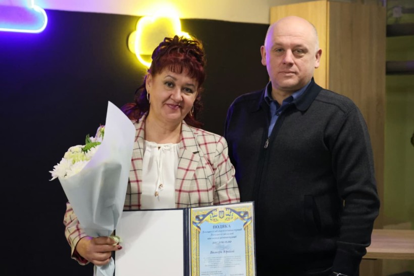 Перший заступник голови Донеччини Юрій Вінокуров вітає працівницю ЖКГ.