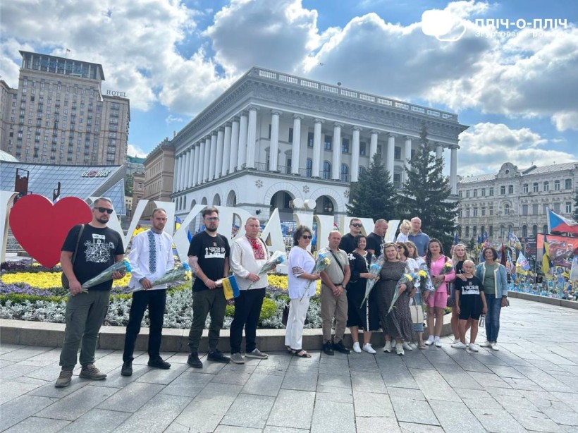 Спільне фото представників двох громад на Майдані Незалежності. Позаду слова "Я люблю Україну".