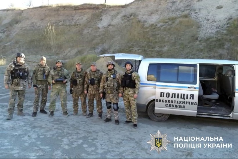 Команда поліцейських-вибухутехніків. Спільне фото поруч зі спеціалізованим автомобілем