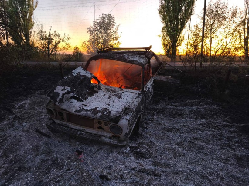 Палаючий автомобіль після ворожого обстрілу