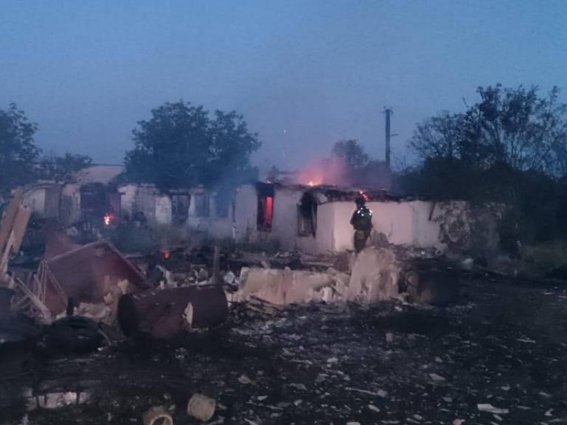 Зруйноване житло та пожежа на місці ворожого обстрілу