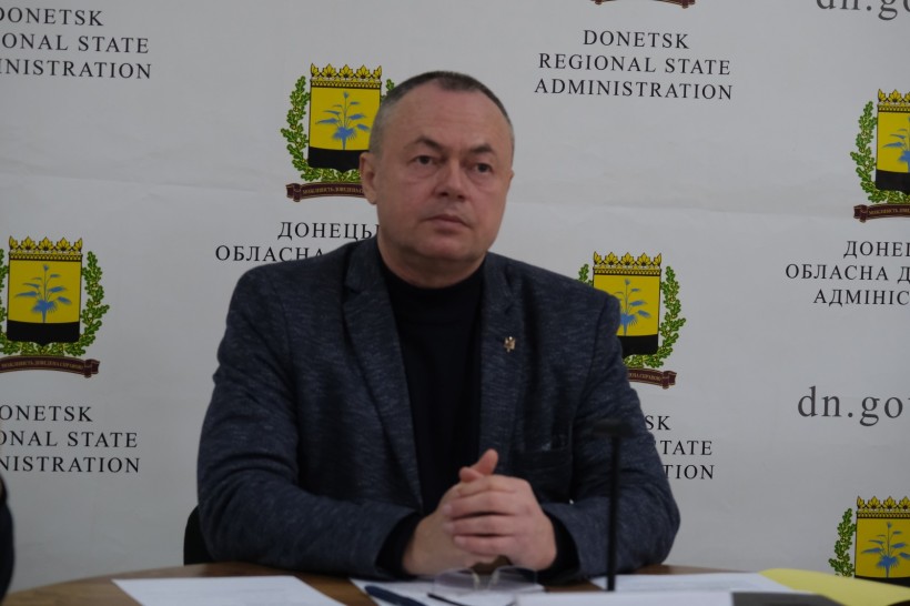 Заступник начальника донецької обласної державної адміністрації Ігор Бойко на нараді, уважно слухає доповідь.