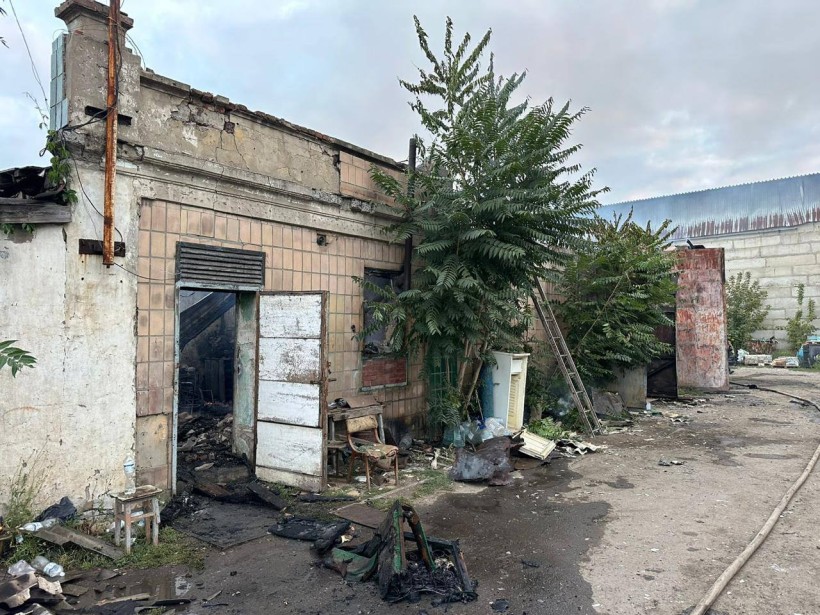 Зруйнована ворожим обстрілом адмінбудівля