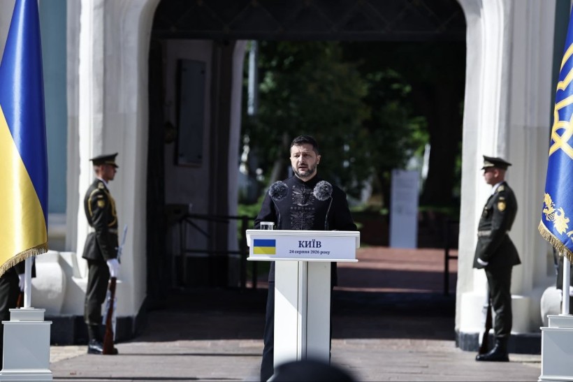 Володимир Зеленський виступає перед нагородженням