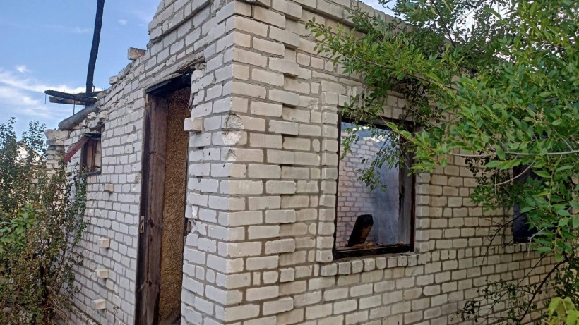 Зруйноване окупантами житло без даху після пожежі всередині.