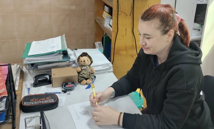 Учасниця онлайн-заходу за ноутбуком