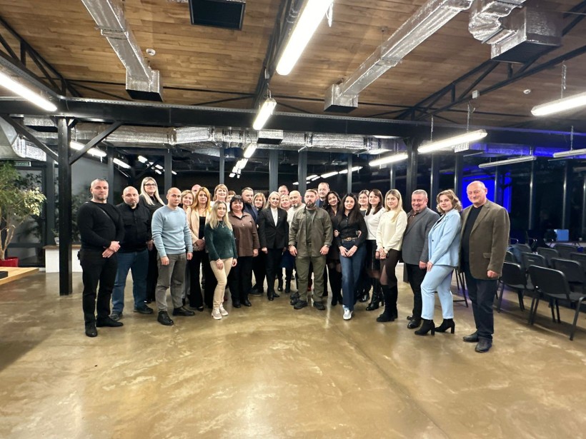 Заступник Міністра у справах ветеранів України Руслан Приходько, директор департаменту соціальної політики Міністерства у справах ветеранів України Наталя Гуменюк, начальник управління з питань ветеранської політики Артур Насібян, його заступниця Інна Старостіна, головний спеціаліст відділу моніторингу та реалізації ветеранських програм управління з питань ветеранської політики облдержадміністрації Аліна Моісєєнко та інші регіональні керівники структурних підрозділів з питань ветеранської політики після завершення засідання Координаційного штабу з питань реалізації державної ветеранської політики