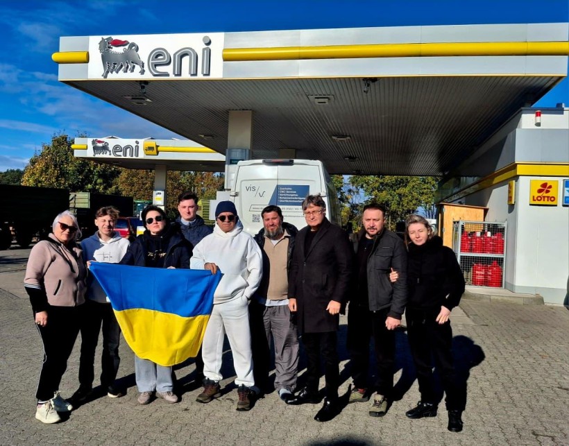 Акторська трупа Маріупольського театру з прапором України на майданчику по дорозі Європою