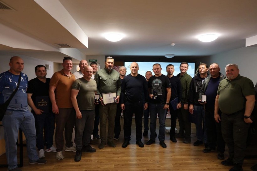 Вадим Філашкін та керівники й співробітники військових адміністрацій разом із нагородами
