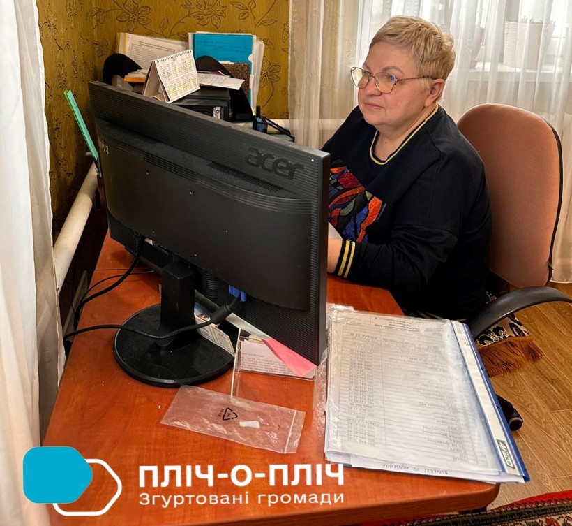 Представниця управління соціального захисту бере участь у нараді онлайн